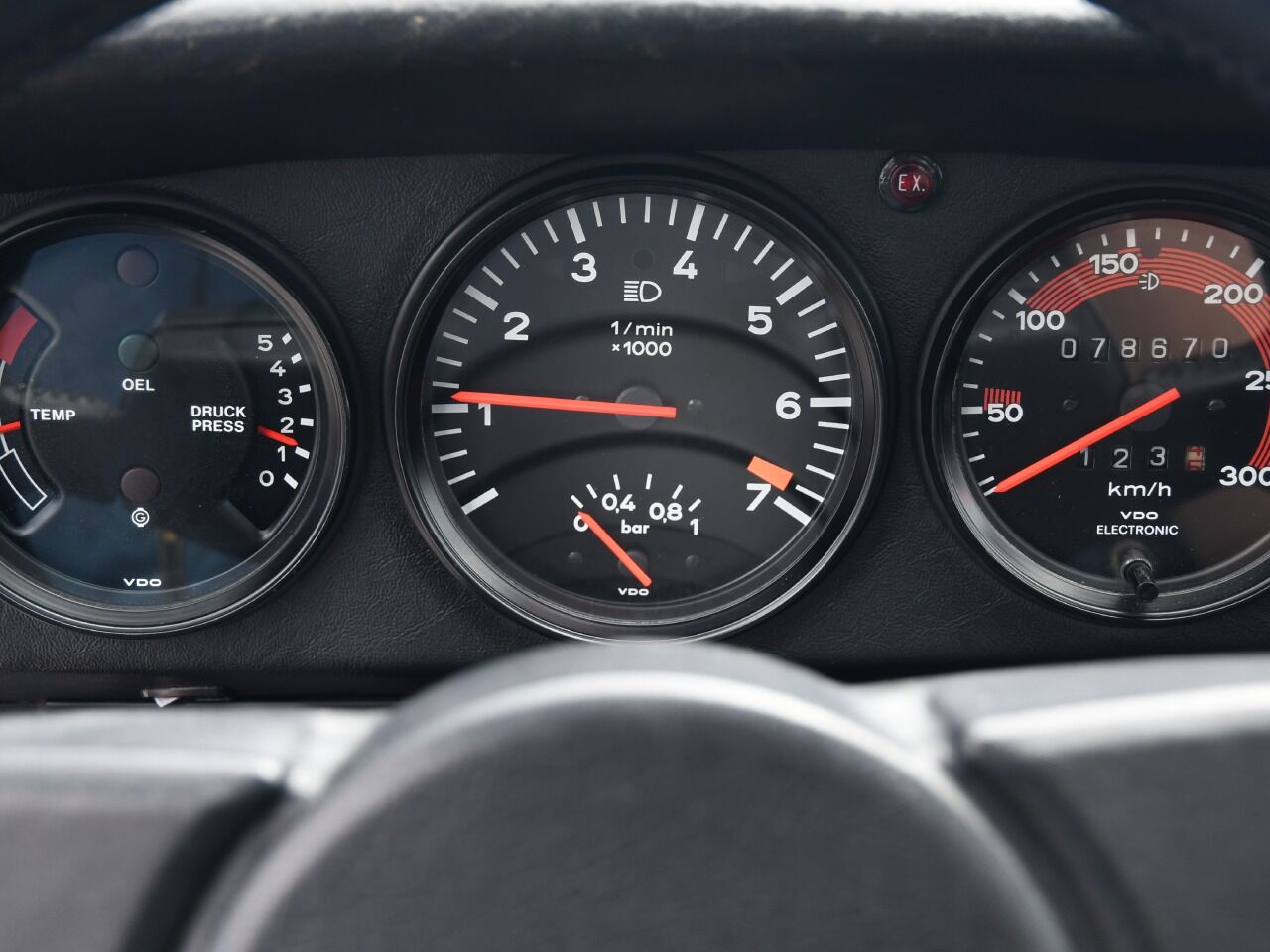 LEXUS LC500h ストラクチュラルブルー