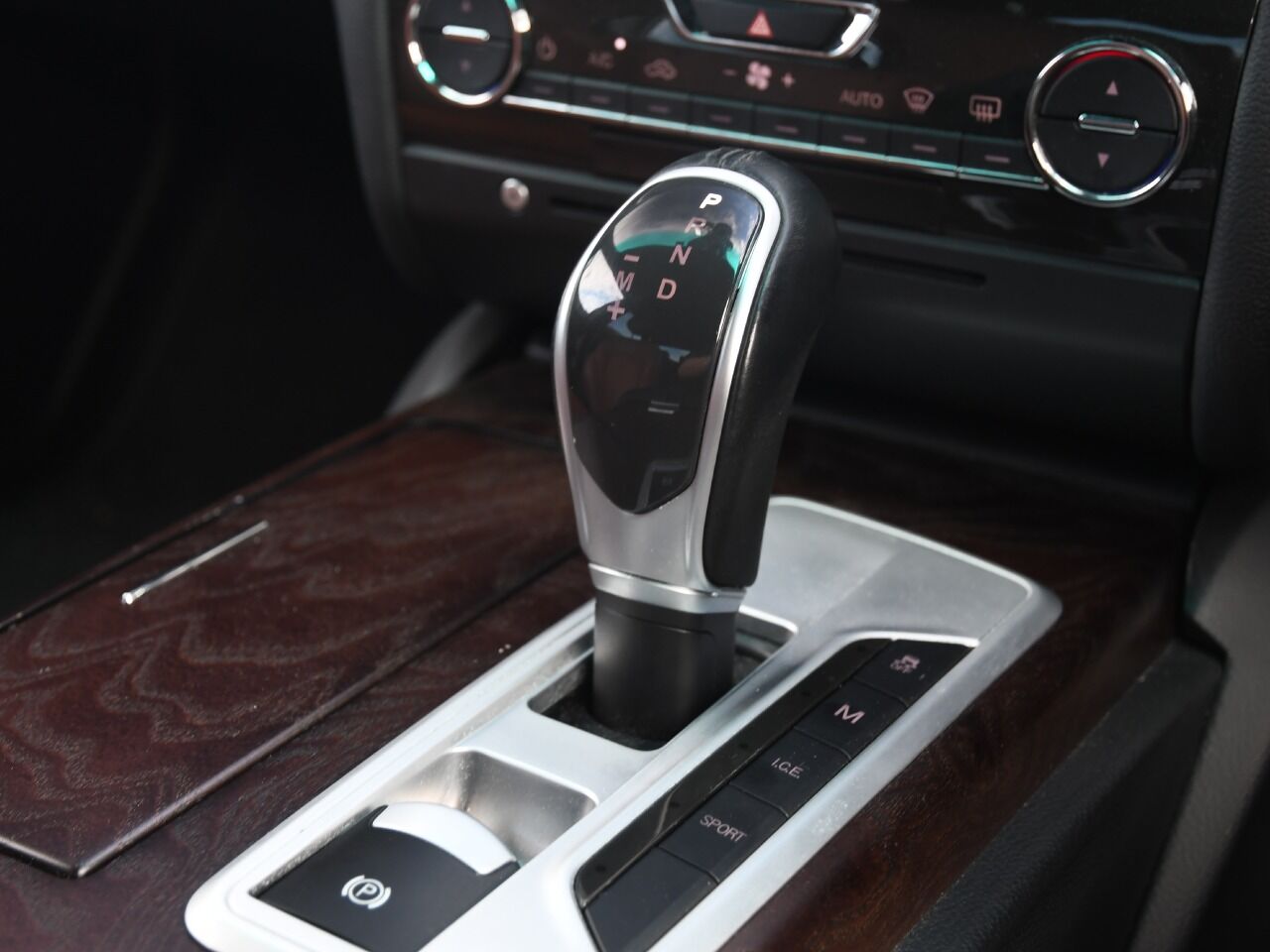 LEXUS LC500h ストラクチュラルブルー