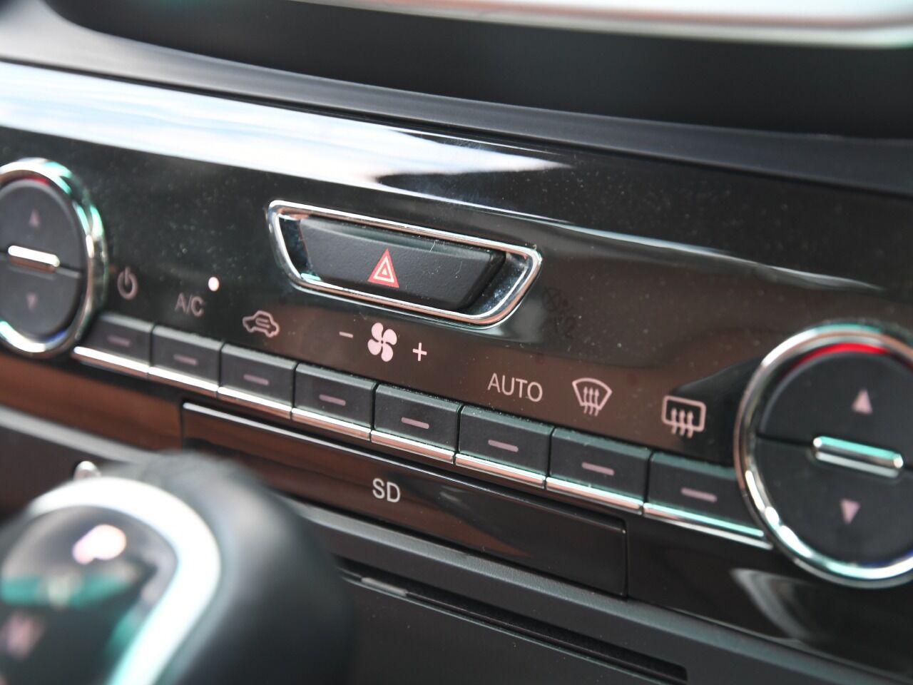 LEXUS LC500h ストラクチュラルブルー