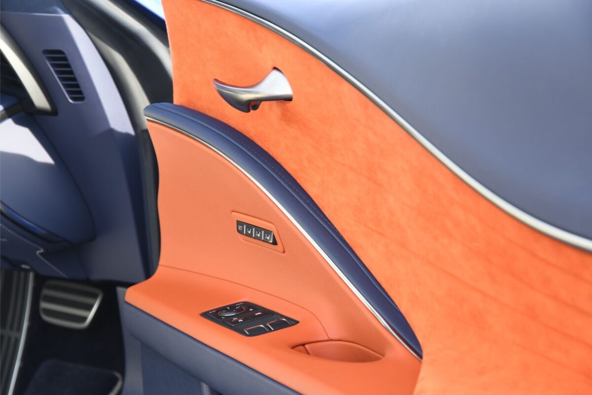 LEXUS LC500h ストラクチュラルブルー