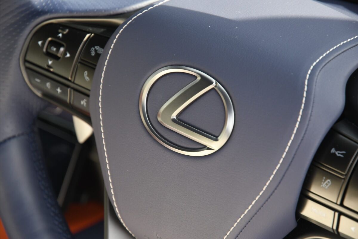 LEXUS LC500h ストラクチュラルブルー