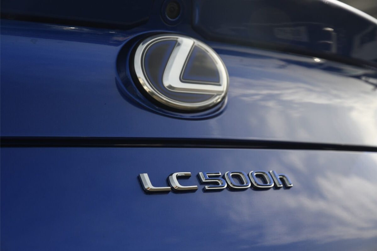 LEXUS LC500h ストラクチュラルブルー